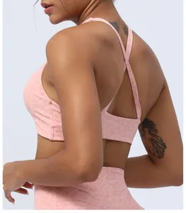 Soutien-gorge de yoga imprimé léopard rose avec bretelles croisées fitness sport détail.