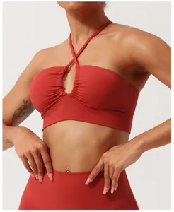 Reggiseno sportivo rosso halter con spalline incrociate, apertura frontale e dettagli arricciati.