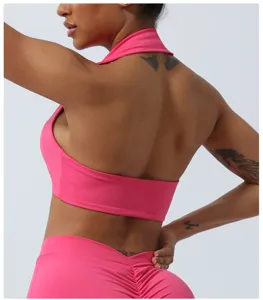 Détail de soutien-gorge de sport rose dos nu, design élégant pour entraînement de fitness.