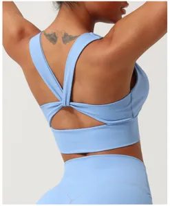 Soutien-gorge de sport bleu clair dos croisé, haut de yoga confortable avec coussinets.