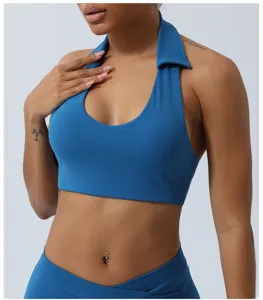 Détail crop top de yoga dos nu halter, soutien-gorge de sport fitness, vêtement athlétique respirant.
