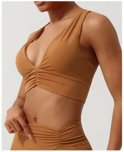 Détail de la brassière de sport yoga col V froncé camel, tissu de fitness confortable.