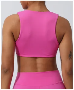 Soutien-gorge de yoga rose vue de dos, crop top de fitness respirant pour entraînement femme.