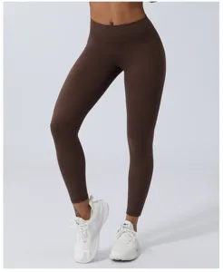 Nahaufnahme von braunen High-Waist-Yogaleggings, V-Bund-Design, weicher und elastischer Stoff.