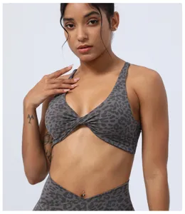 Détail soutien-gorge yoga imprimé léopard, haut fitness sport dos nageur twist pour femmes.