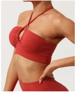 Primo piano del reggiseno sportivo rosso, dettaglio ritaglio anteriore, tessuto, fitness.