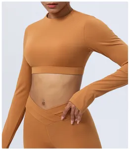 Nahaufnahme Detail von Damen Langarm Crop Top in Orange, elastische Sport Fitnessbekleidung.