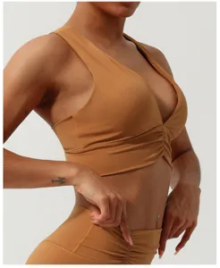 Ensemble soutien-gorge de sport col V froncé caramel et leggings yoga, fitness idéal.