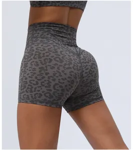 Vue détaillée du short de yoga léopard taille haute avec ceinture croisée et effet push-up.