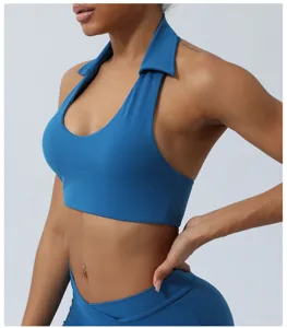 Gros plan détaillé du soutien-gorge de sport bleu à col halter, tissu doux et extensible.