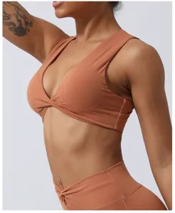 Détail de brassière de sport croisée, haut de fitness yoga respirant avec coussinets rembourrés.