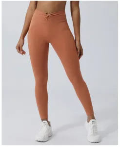 Dettaglio pantaloni yoga a vita alta incrociati V, leggings sportivi fitness elastici.