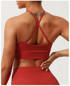 Vista dettagliata del reggiseno sportivo rosso con retro incrociato per yoga fitness.