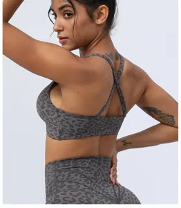 Vue détaillée du soutien-gorge de sport léopard gris avec bretelles croisées élégantes.