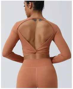 Detalle del top de yoga espalda descubierta de manga larga, diseño corto y tejido deportivo.