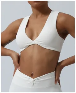 Vue détaillée d'un soutien-gorge de sport blanc avec nœud torsadé, texture et maintien.
