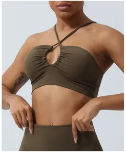Vista dettagliata del reggiseno sportivo arricciato con spalline incrociate e scollo.