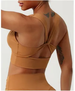 Vue détaillée soutien-gorge de sport croisé, top fitness confortable sans coutures.