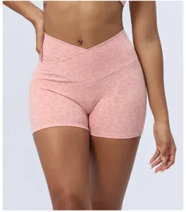 Short de yoga taille haute imprimé léopard rose, détail de vêtement de sport fitness.