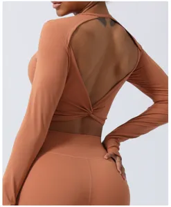 Detalle de espalda del top de yoga corto de manga larga con abertura y tela suave.