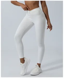 Primo piano di leggings da yoga bianchi a vita alta con nodo, tessuto elastico.