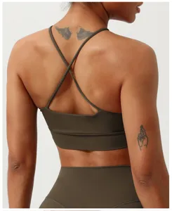 Vista posteriore dettagliata del reggiseno sportivo con spalline sottili incrociate.