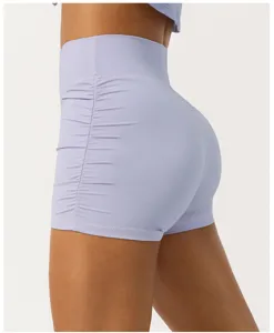 Vista detallada de pantalones cortos de yoga fruncidos de talle alto, ropa deportiva.