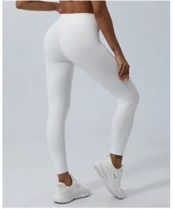 Dettaglio posteriore di pantaloni da yoga bianchi a vita alta con vestibilità modellante.