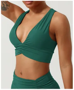 Soutien-gorge de sport yoga vert foncé à col en V profond et fronces, idéal pour fitness.