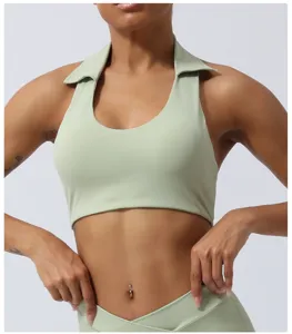 Top de sport halter vert, haut court fitness stylé avec élégant revers pour entrainement.
