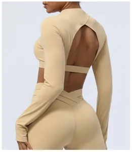 Rückseitiges Detail des beigen langärmeligen Crop-Tops mit elegantem Rückenausschnitt.