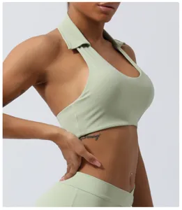 Haut de yoga halter vert clair détail, soutiens-gorge de sport élégant pour fitness course.