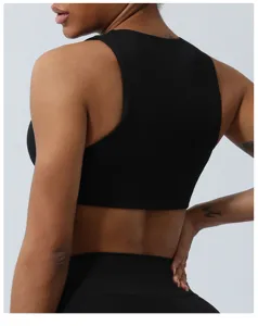 Vue détaillée d'une bralette de sport noire, haut de yoga sans couture pour l'entraînement.