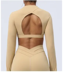 Detailansicht der beige hohlen rückenfreien Langarm-Crop-Top-Yoga-Fitnessbekleidung.