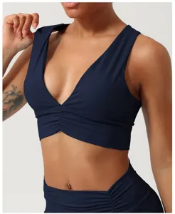 Détail de la soutiens-gorge de sport col V avec fronces et tissu yoga doux et extensible.