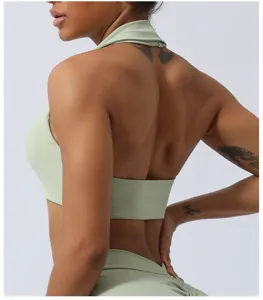 Soutien-gorge de yoga vert clair dos nu, design élégant et maintien pour le fitness.