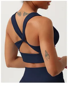 Détail du dos d'une brassière de yoga sportive bleu marine avec des bretelles croisées.