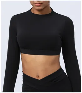 Schwarzes langmaermliges Crop Top Yoga Shirt fuer Damen eng anliegende Fitness Sportkleidung