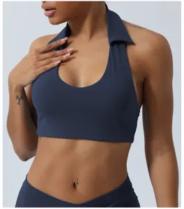 Gros plan du soutien-gorge de yoga dos-nu bleu foncé avec col à revers et décolleté.