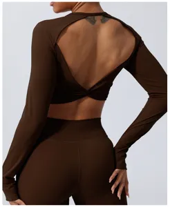 Vista trasera detallada del crop top marrón de manga larga con diseño cruzado en la espalda.