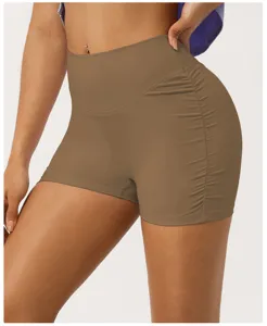Detalle de shorts de yoga de talle alto con fruncido lateral, ropa deportiva moldeadora.