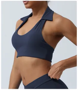 Gros plan sur la bralette de sport dos nu bleu foncé, tissu respirant, haut de fitness élégant.