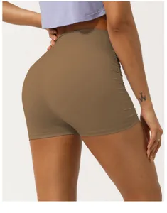 Vista detallada de pantalones cortos de yoga de talle alto con fruncido, ropa deportiva ajustada.