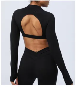 Schwarzes Langarm-Crop-Top Yoga-Shirt mit rückenfreiem Cutout-Design für Damen Fitness.