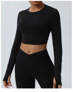 Top corto de manga larga negro activewear vista detalle, ropa de deporte fitness profesional.