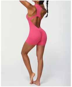 Gedetailleerd uitzicht op het roze rugloze fitness pak met gerimpeld ontwerp op de rug.