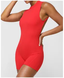 Détail combinaison yoga sans manches dos nu rouge, combi fitness moulante pour entraînement.