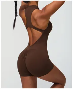 Bruine rugvrije fitness jumpsuit voor vrouwen, naadloze yoga romper voor workouts en sport.