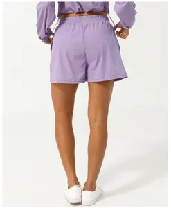 Pantalones cortos deportivos morados para mujer con cintura elástica para correr y fitness.