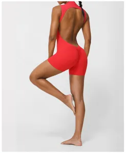 Détail de la combinaison de yoga dos nu rouge avec design plissé fessier et sans manches.